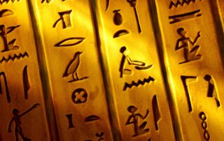 L’or dans la mode et la culture : de l’Égypte antique à aujourd’hui