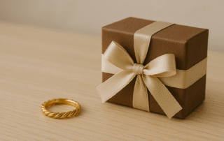 Quand vendre son or devient une bonne excuse pour s’offrir un cadeau Mélange d’humour et d’émotion : “Ce collier, c’est de l’or massif ou juste un souvenir de vacances à Palavas-les-Flots ?” “Spoiler : les vieilles boîtes à bijoux sont souvent plus riches qu’on ne croit.”